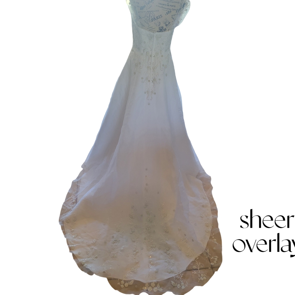 Elegant White Sleeveless Bridal Wedding Dress - Picture 8 of 13